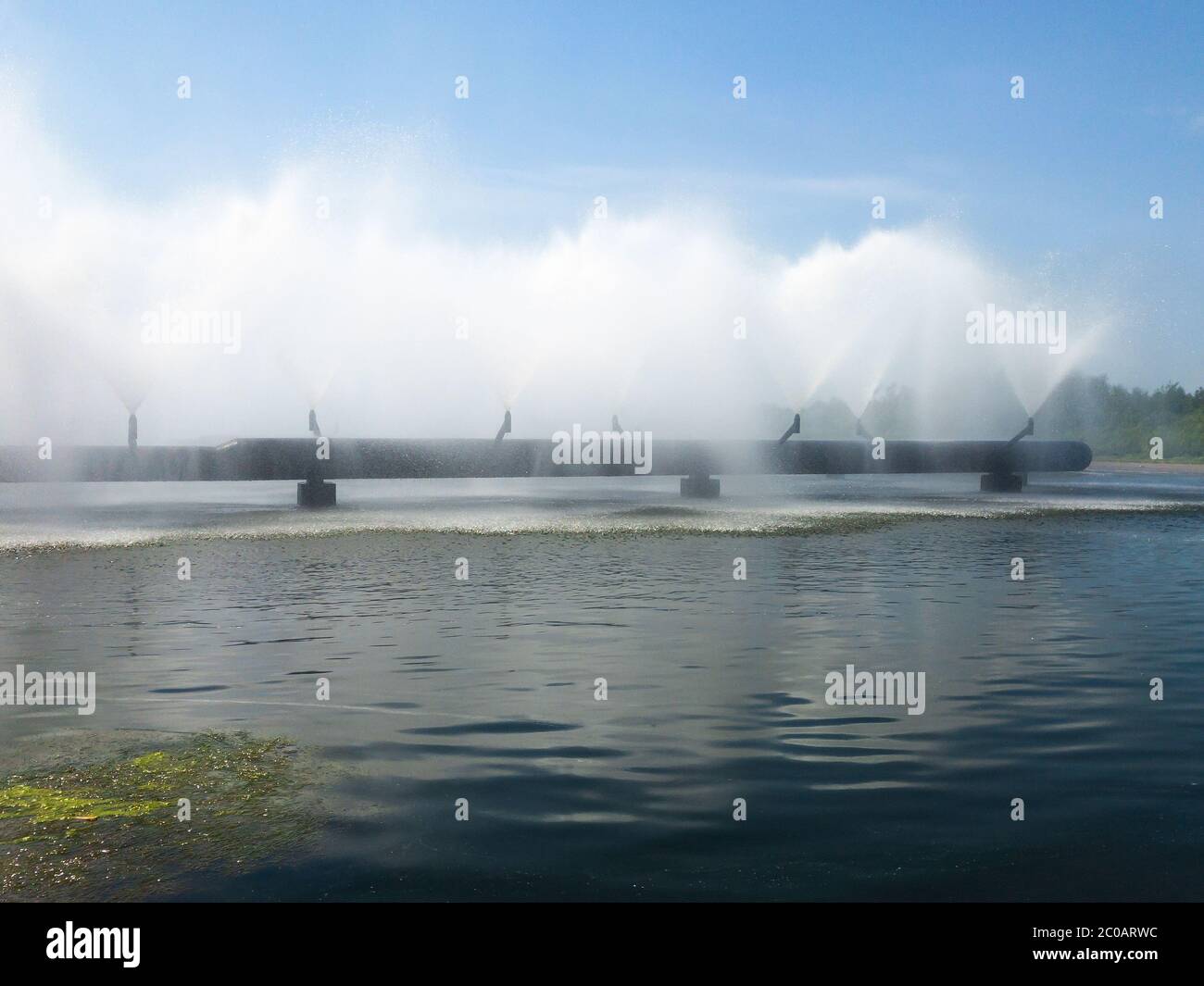 Piscina splash per impianti di produzione che serve per raffreddare l'acqua di processo della centrale termica ed elettrica. Grana pellicola. Foto Stock