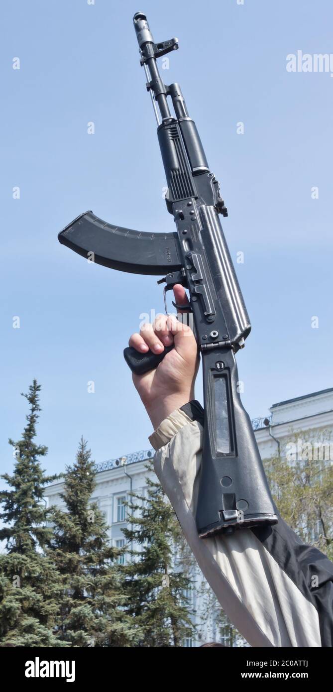 mano con ak 74 Foto Stock