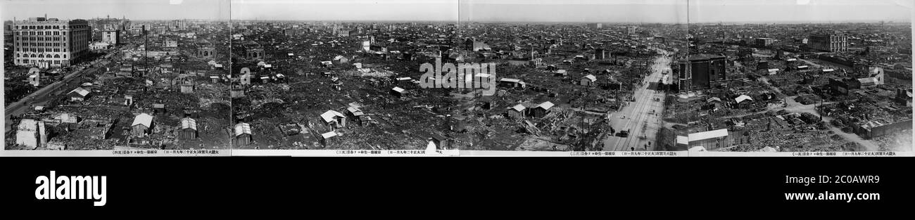 [ anni '20 Giappone - Grande terremoto di Kanto ] – Vista panoramica dell'enorme distruzione nei distretti di Kyobashi e Ginza a Tokyo dopo il terremoto del Grande Kanto (Kanto Daishinsai) del 1° settembre 1923 (Taisho 12). Il terremoto, con una grandezza stimata tra il 7.9 e il 8.4 in scala Richter, devastò Tokyo, la città portuale di Yokohama, circondando prefetture di Chiba, Kanagawa e Shizuoka, e mietette oltre 140,000 vittime. cartolina d'epoca del xx secolo. Foto Stock