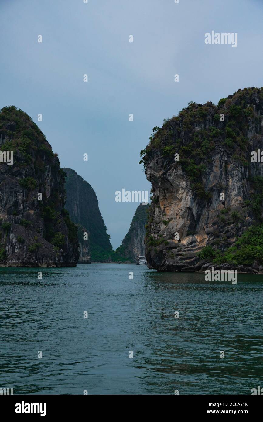 Vista sulla baia di ha LONG - un magnifico patrimonio dell'umanità dell'UNESCO e una delle nuove sette meraviglie naturali del mondo. Vietnam. Foto Stock