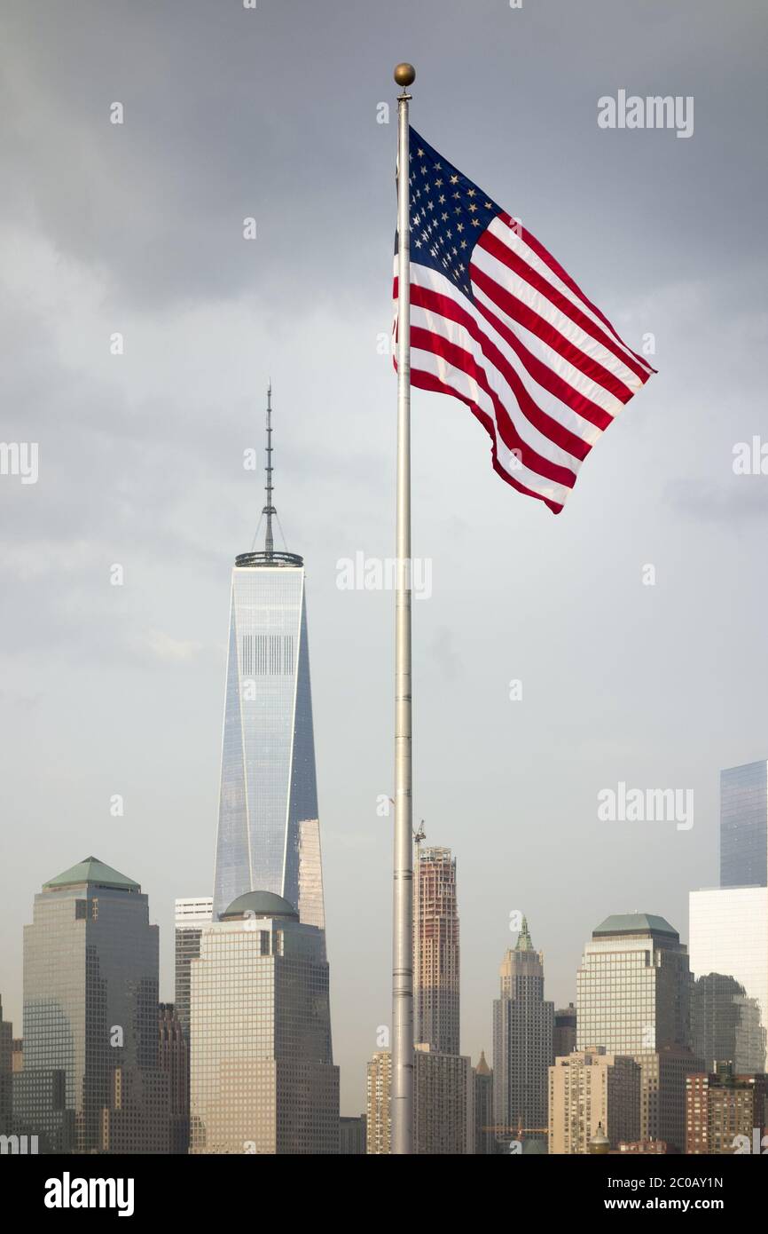 La bandiera degli Stati Uniti davanti ai grattacieli di New York Foto Stock