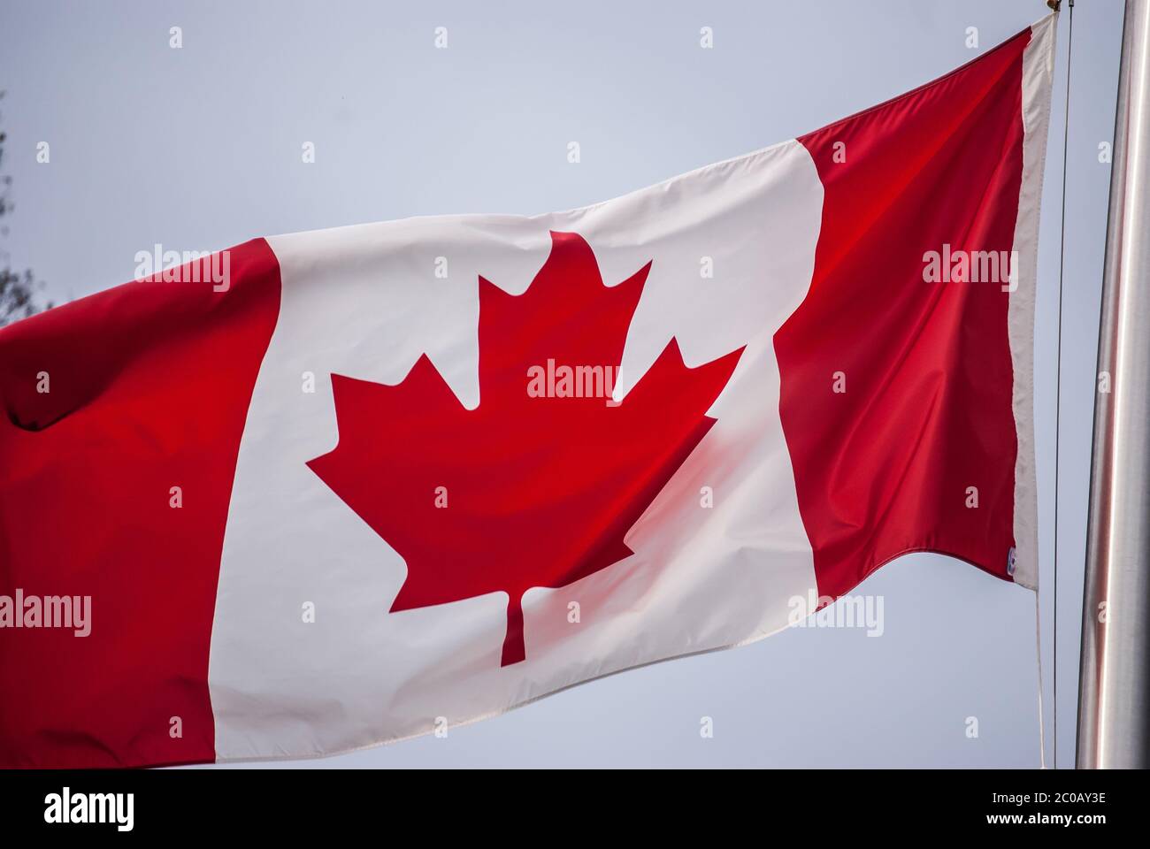 Bandiera canadese che sventola tra il cielo Foto Stock