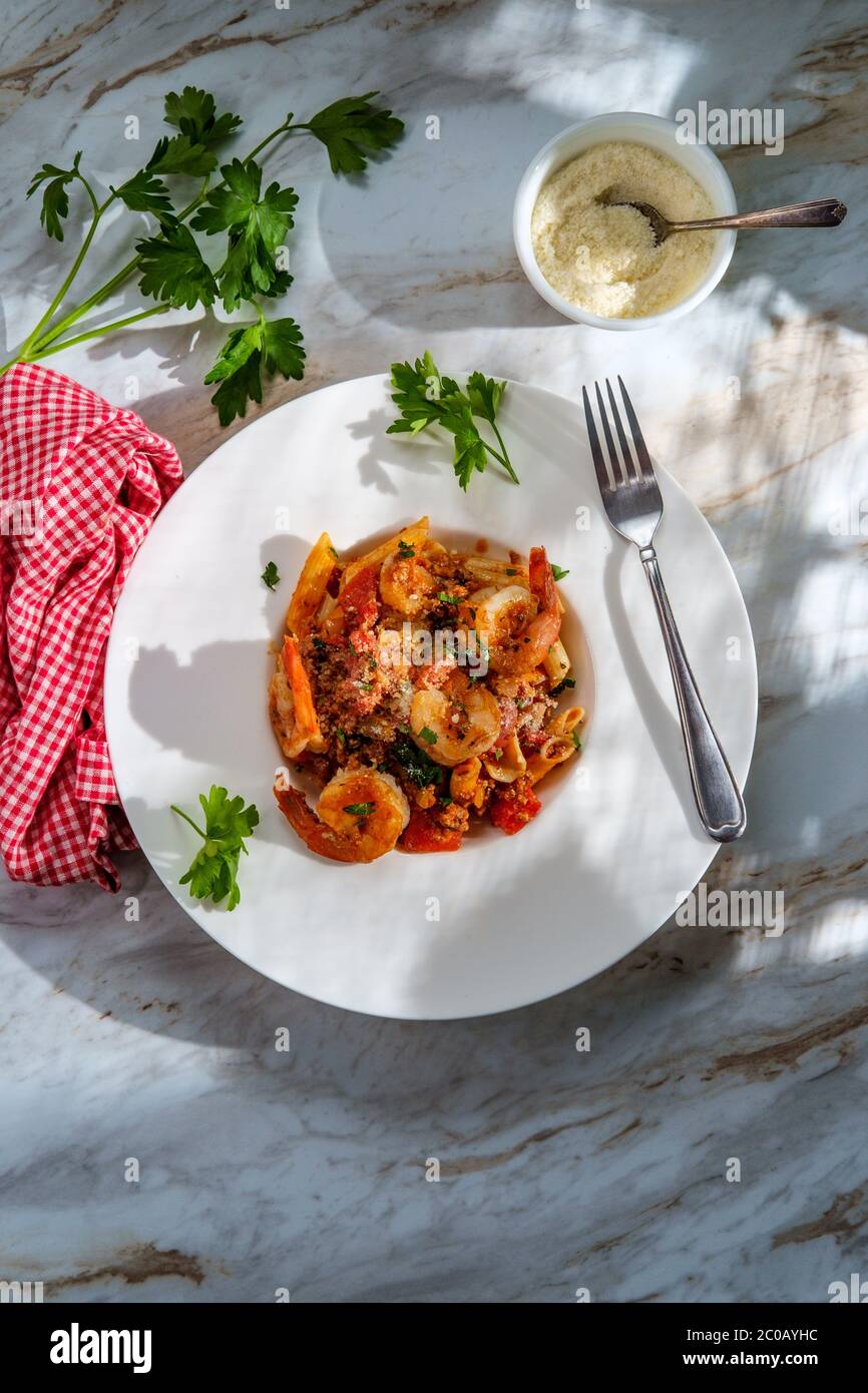 Autentica cena italiana penne ragu alla bolognese con gamberi alla coda Foto Stock
