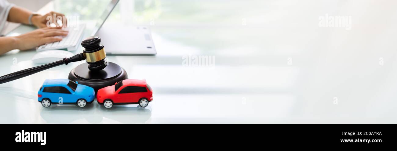 Legge di assicurazione contro la responsabilità per danni causati da incidenti stradali. Avvocato con Gavel Foto Stock