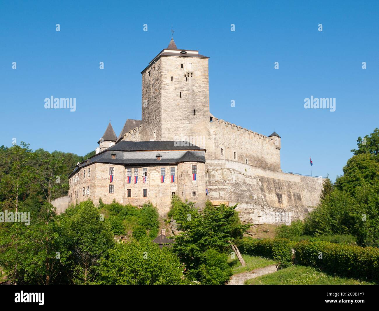 Castello di Kost, castello gotico medievale con massiccia torre angolare in chiaro giorno di sole, paradiso Boemo, Repubblica Ceca Foto Stock