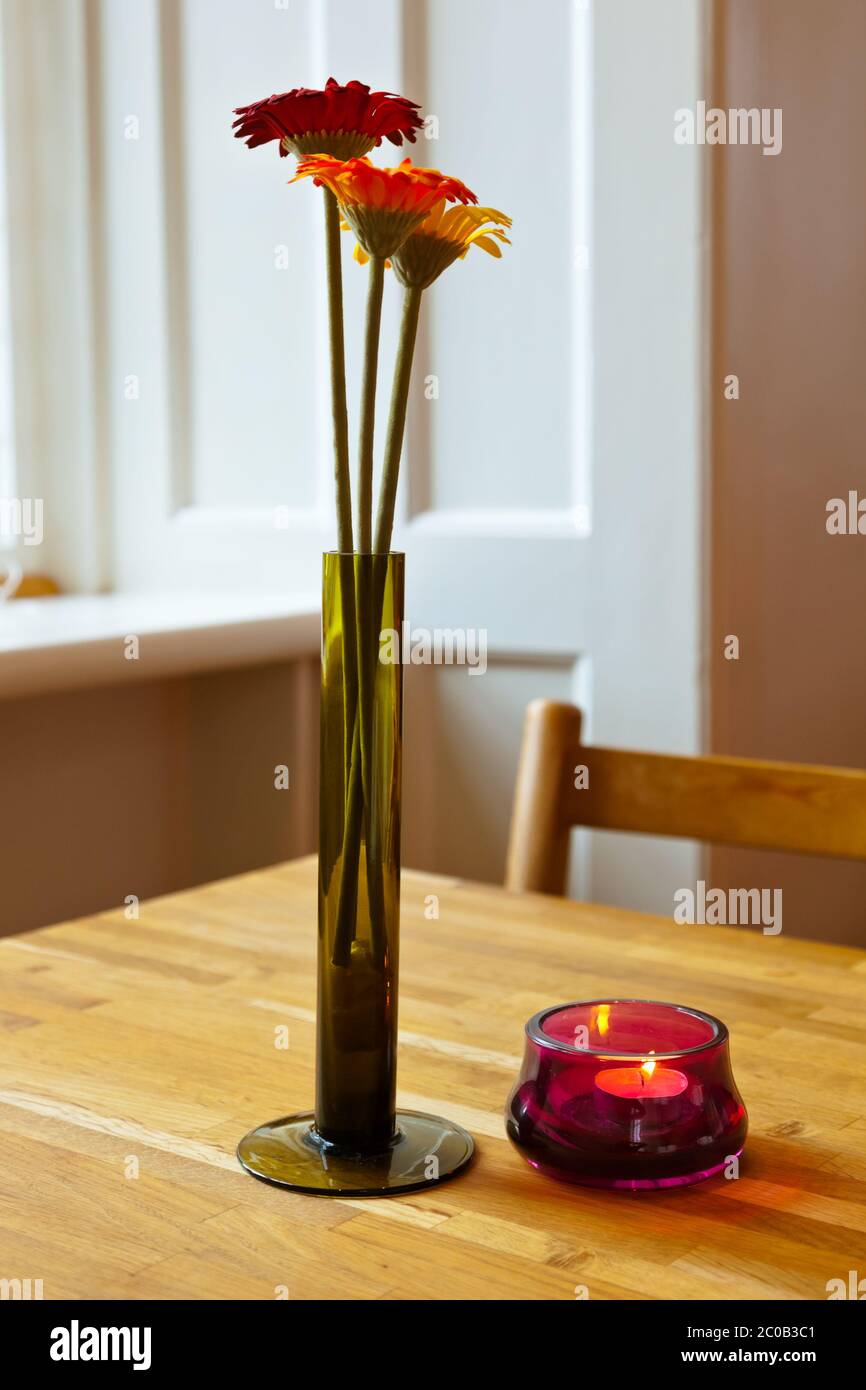 Vaso con fiori sul tavolo nel caffè Foto Stock