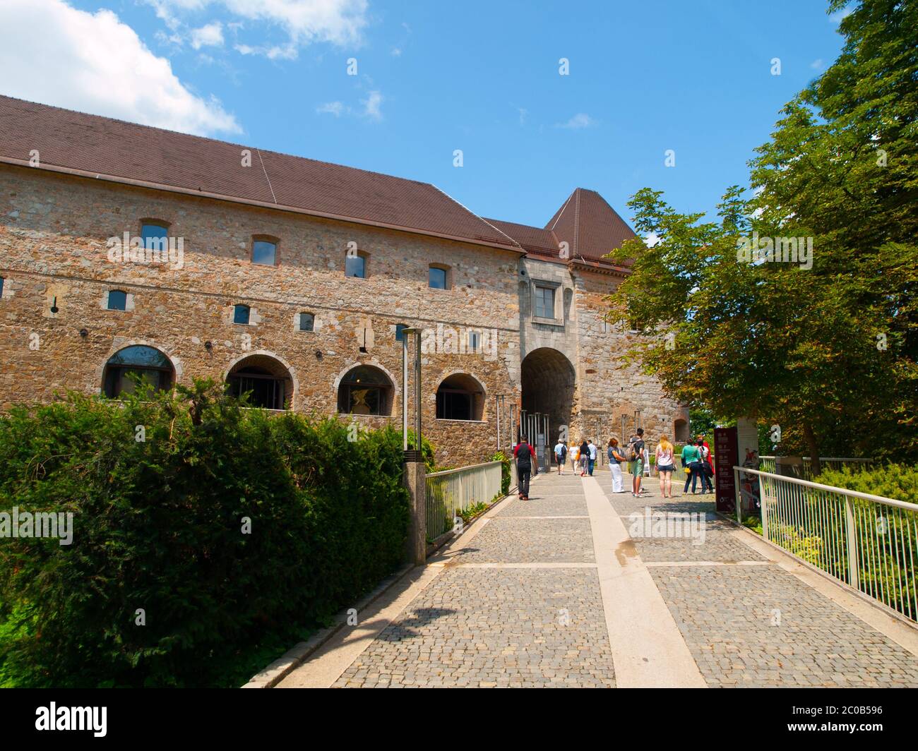 Ponte e ingresso al castello di Lubiana, Slovenia Foto Stock