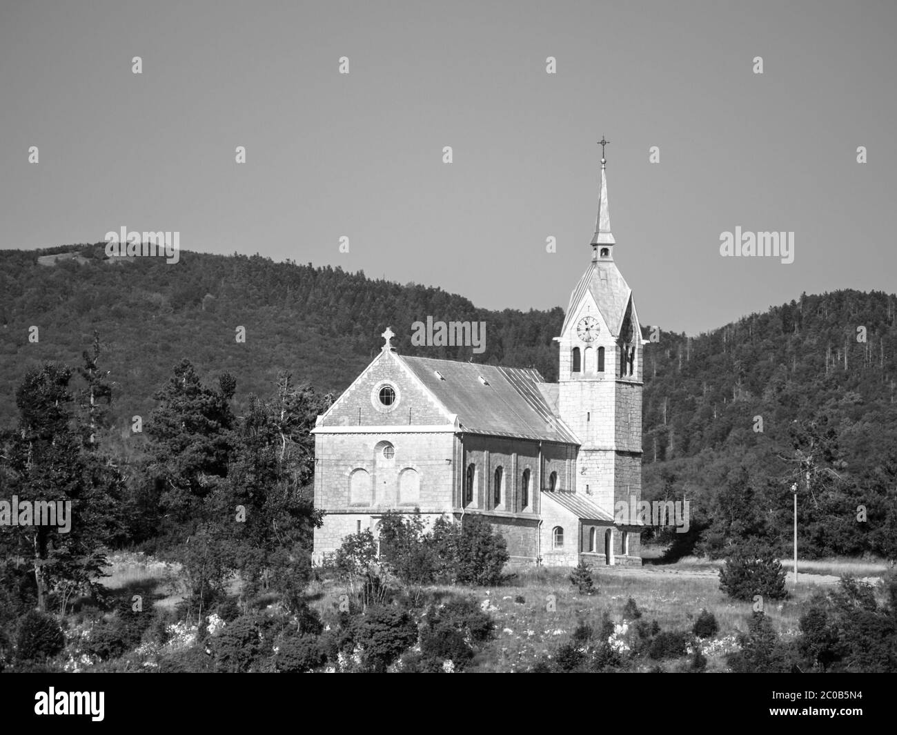 Chiesa della Santissima Trinità in stile neo-romanico, Trnje - Pivka, Slovenia. Immagine in bianco e nero. Foto Stock