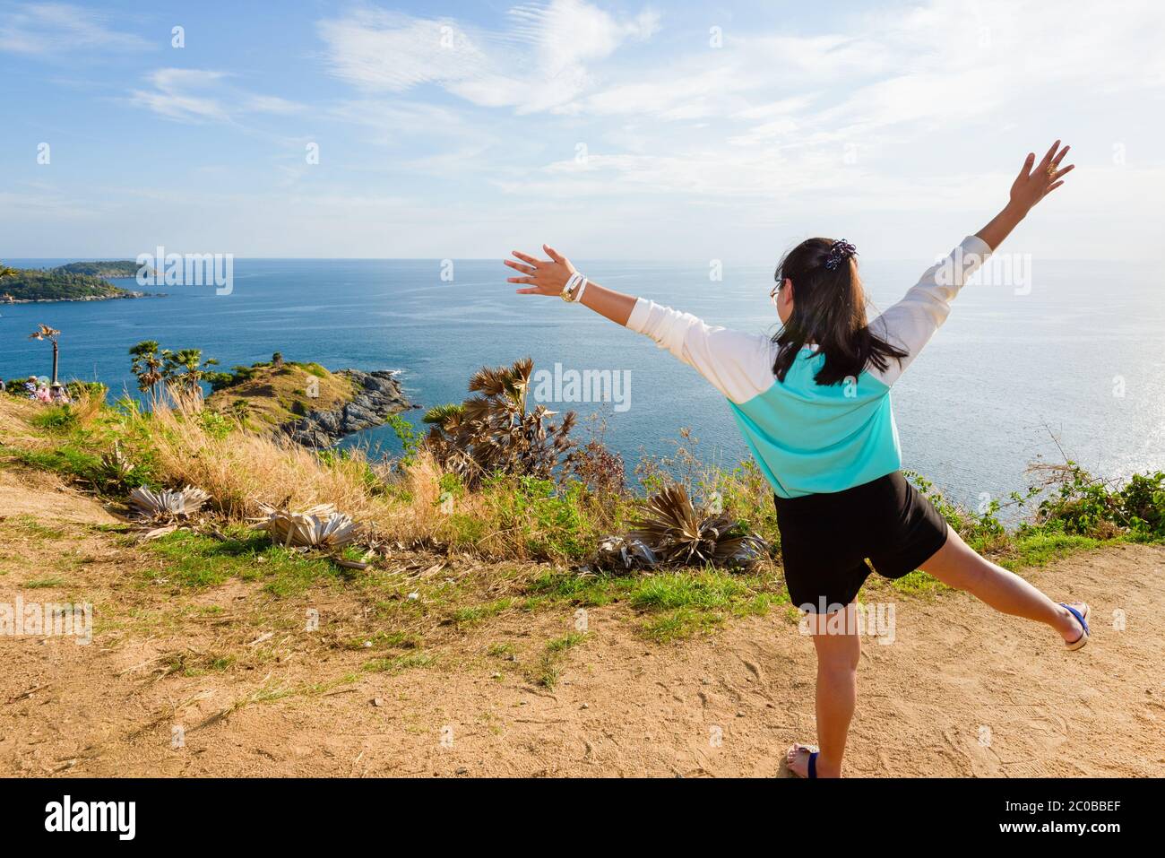 Donna che guarda vista oceano ed espressioni di gioia Foto Stock