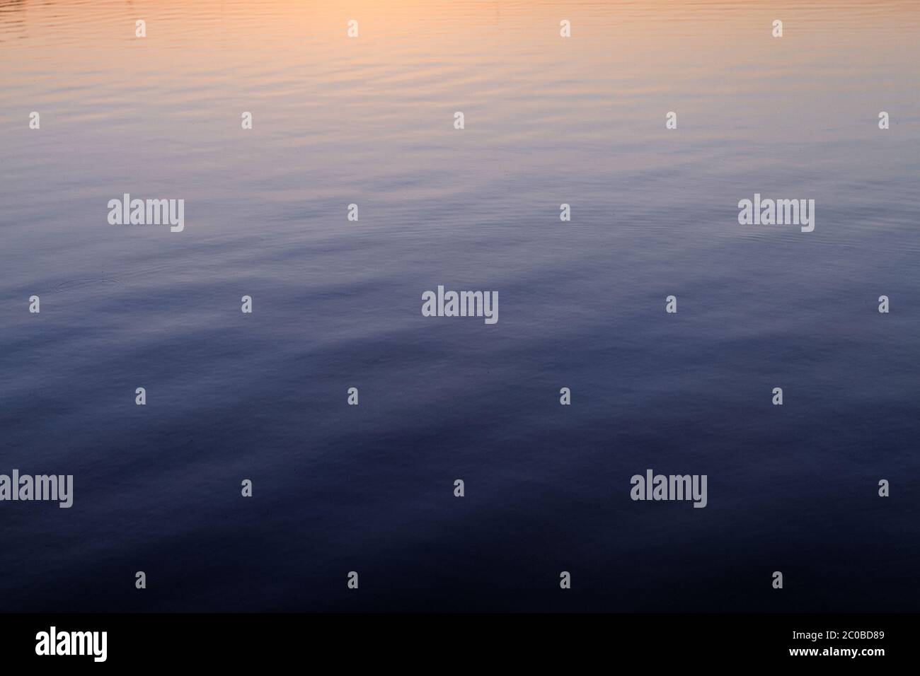 Foto di un lago calmo al tramonto Foto Stock