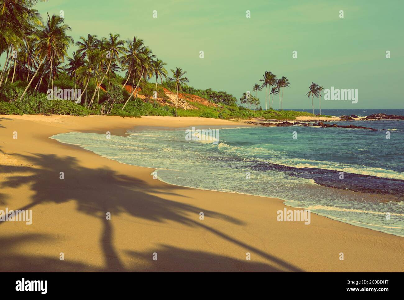 Spiaggia tropicale al tramonto - vintage stile retrò Foto Stock