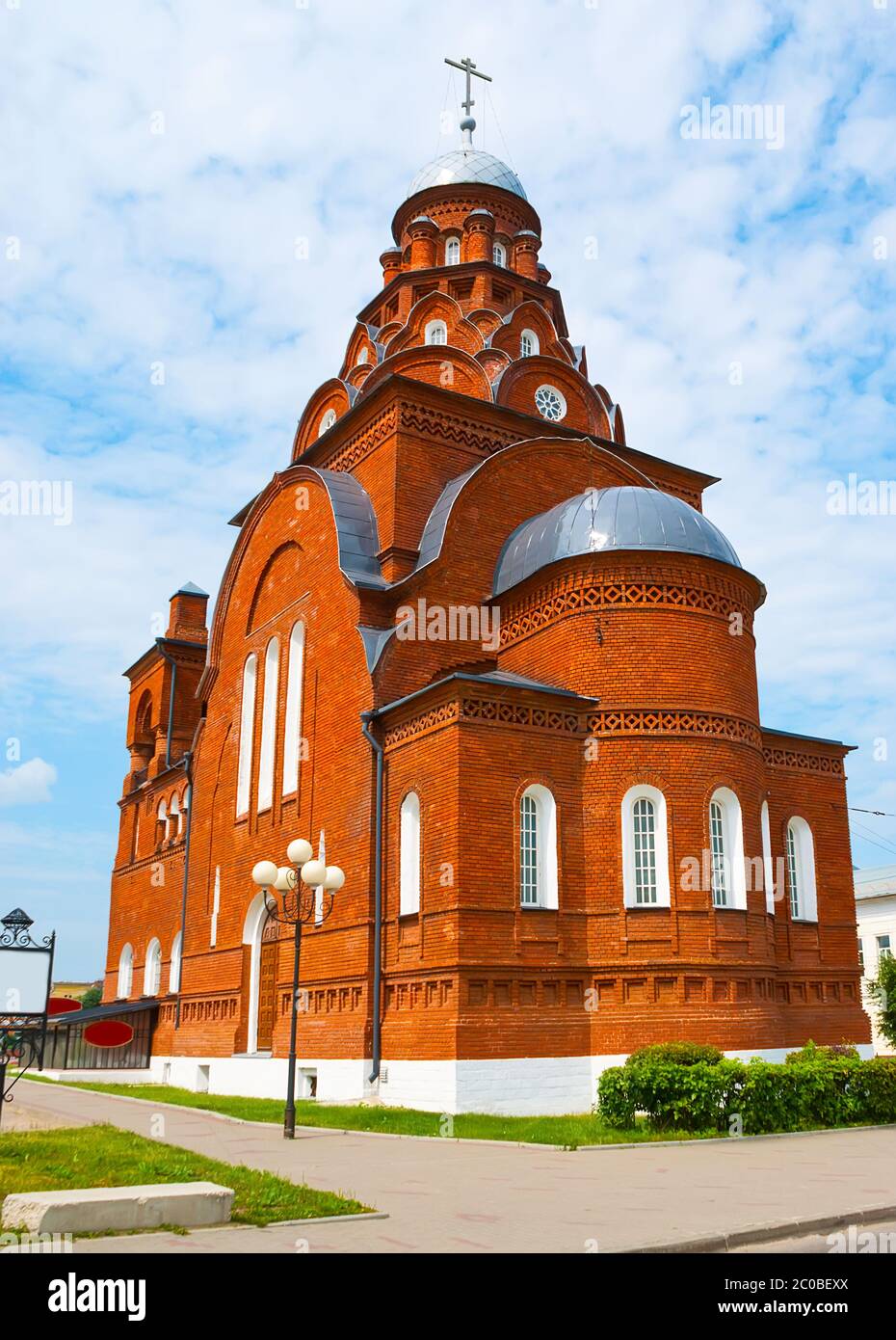 L'edificio in mattoni rossi dell'ex Chiesa della Trinità dei credenti antichi, oggi utilizzato come Museo del Cristallo, Miniature e Ricamo Lacquer, Vladimir, Rus Foto Stock