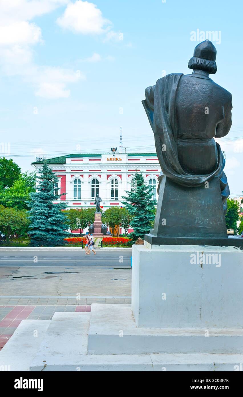 VLADIMIR, RUSSIA - 30 GIUGNO 2013: Il retro del monumento Andrey Rublev con la Banca Centrale edificio sullo sfondo, il 30 giugno a Vladimir Foto Stock