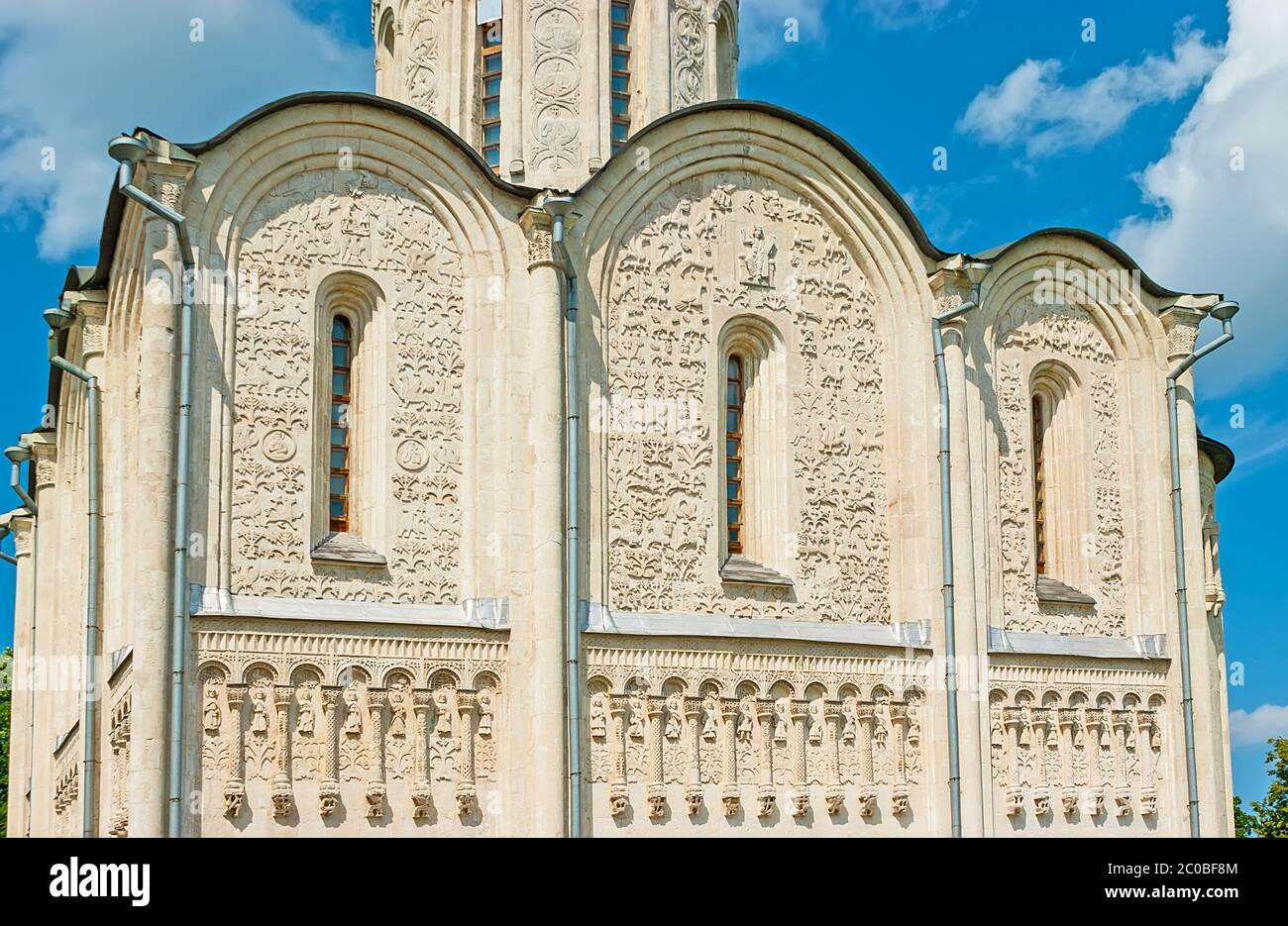 La Cattedrale di San Demetrio è un bell'esempio di architettura medievale russa, questo tempio in muratura è riccamente decorato con ornam floreale e animalistico Foto Stock