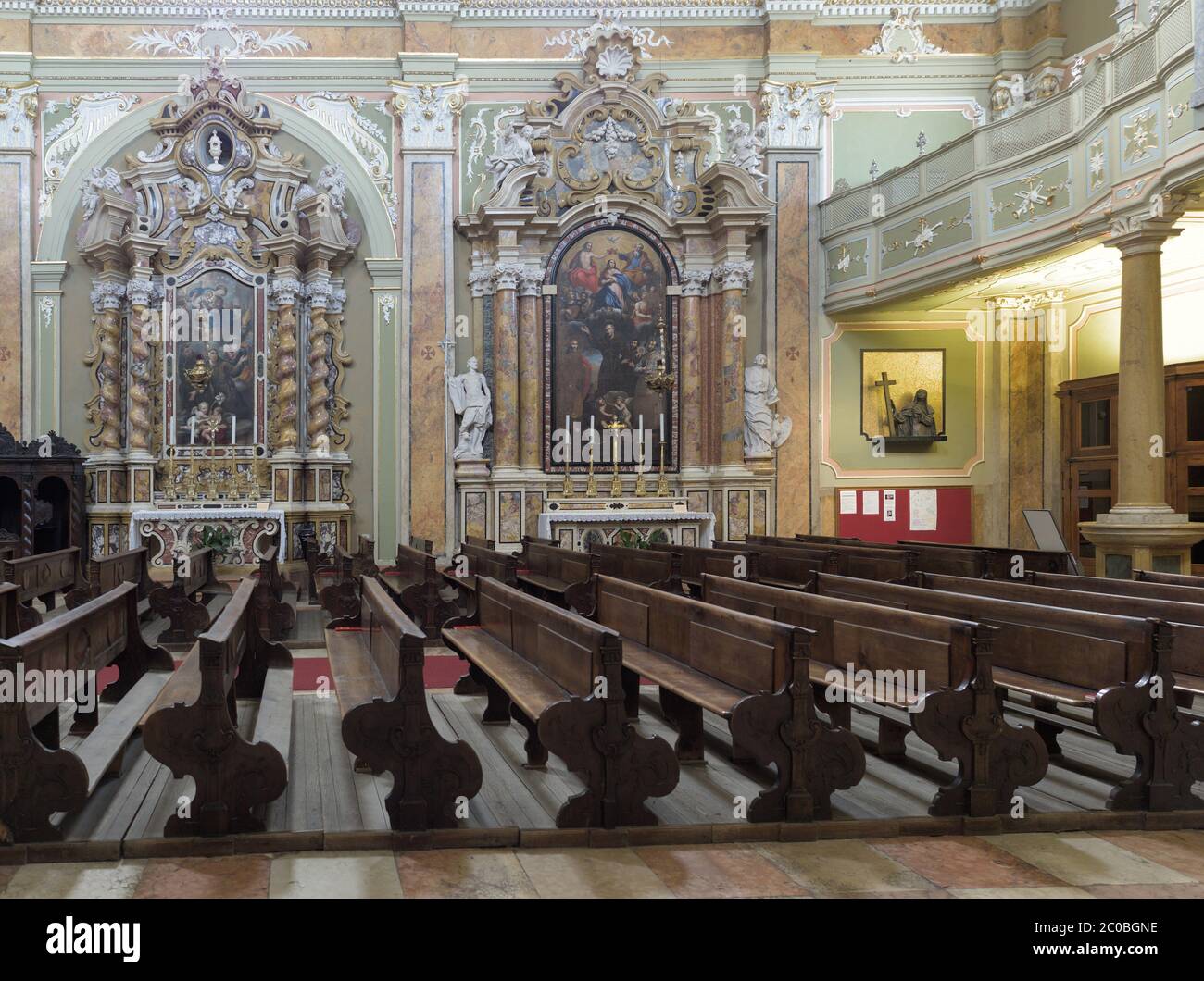 Rovereto Trentino Alto Adige Italia. Chiesa di San Marco. Vista interna degli altari di Sant'Antonio - Sant'Antonio e dell'altare di San Berna Foto Stock