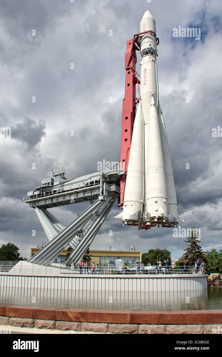 Vostok Rocket contro Grey Cloudsat VDNKh parco Foto Stock