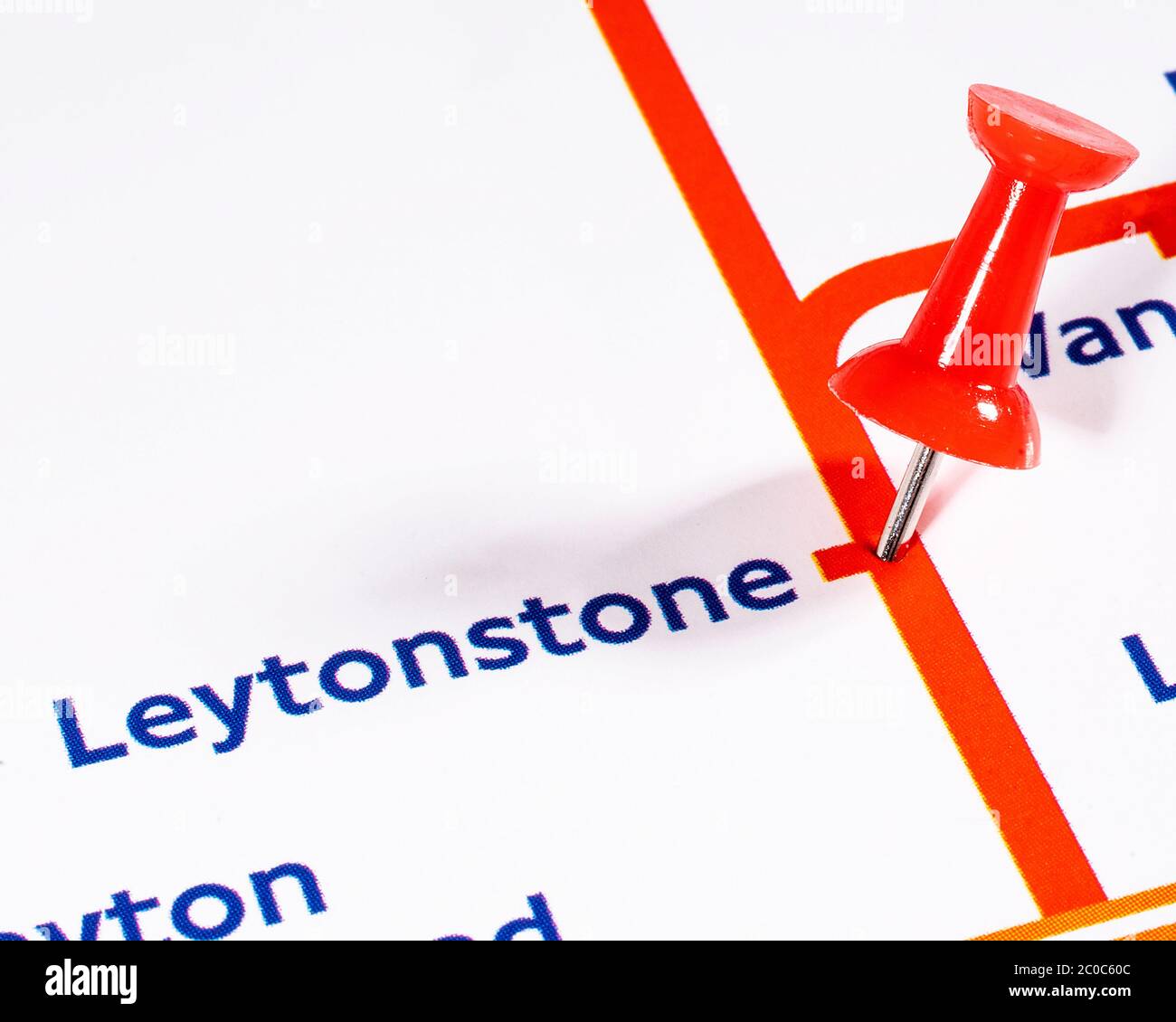 Londra, UK - 10 giugno 2020: Un segnapassolo della mappa che indica la posizione della stazione di Leytonstone sulla mappa della metropolitana di Londra. Foto Stock