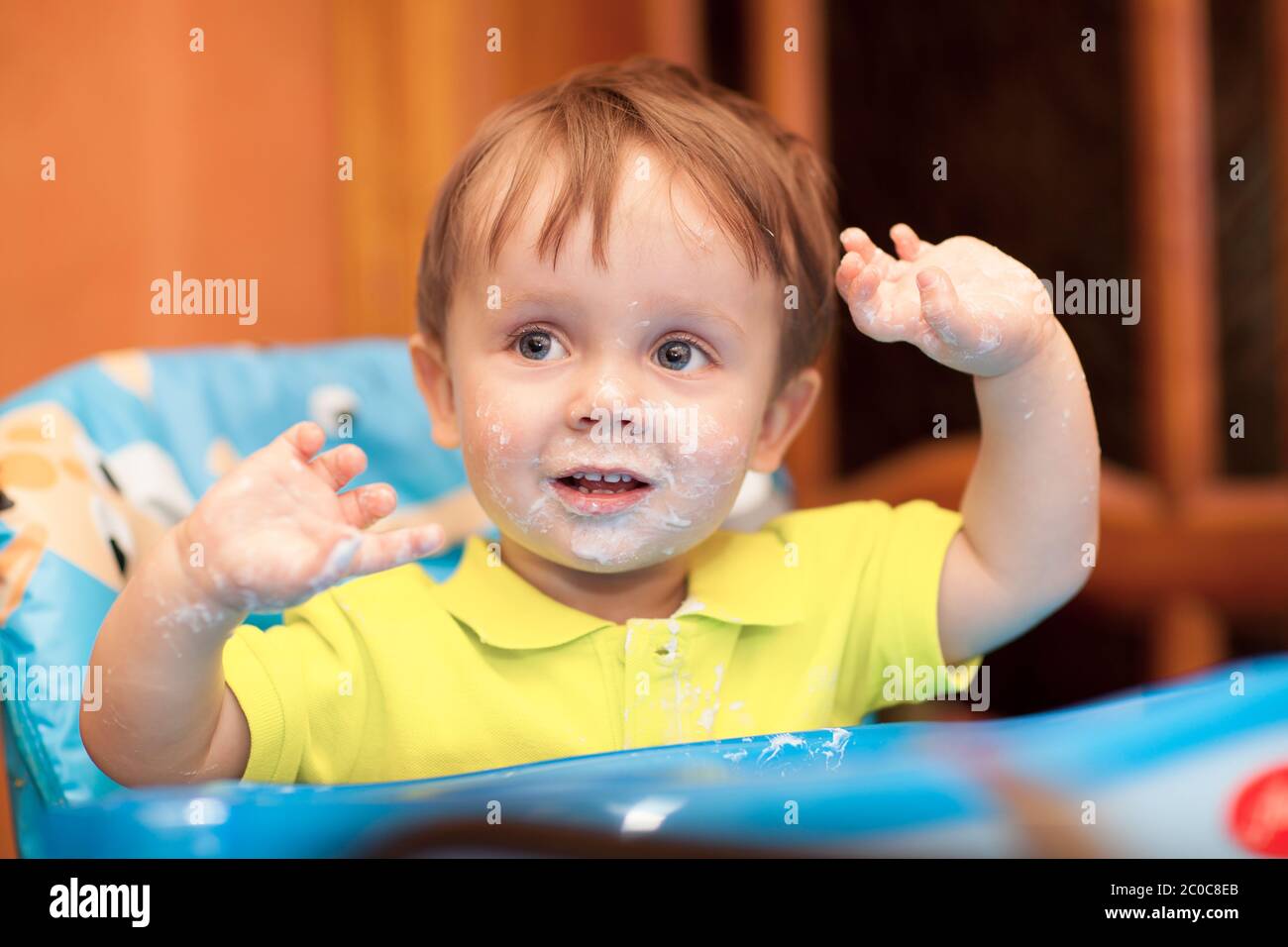 Il ragazzo felice con il viso si sporca Foto Stock