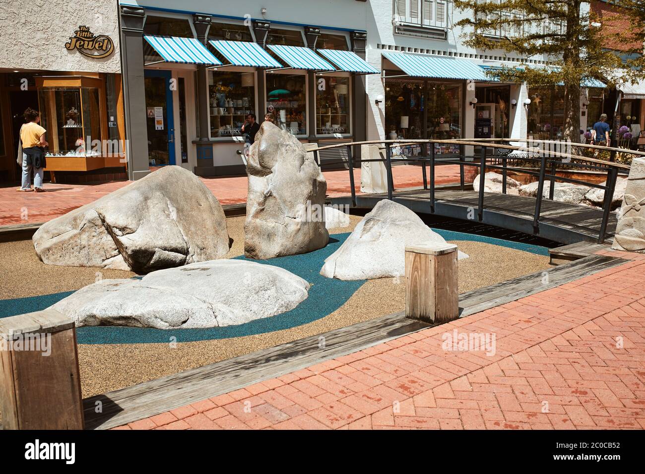 Boulder, Colorado - 27 maggio 2020: Area giochi per bambini con massi per arrampicata e ponte pedonale presso il centro commerciale Pearl Street. Foto Stock