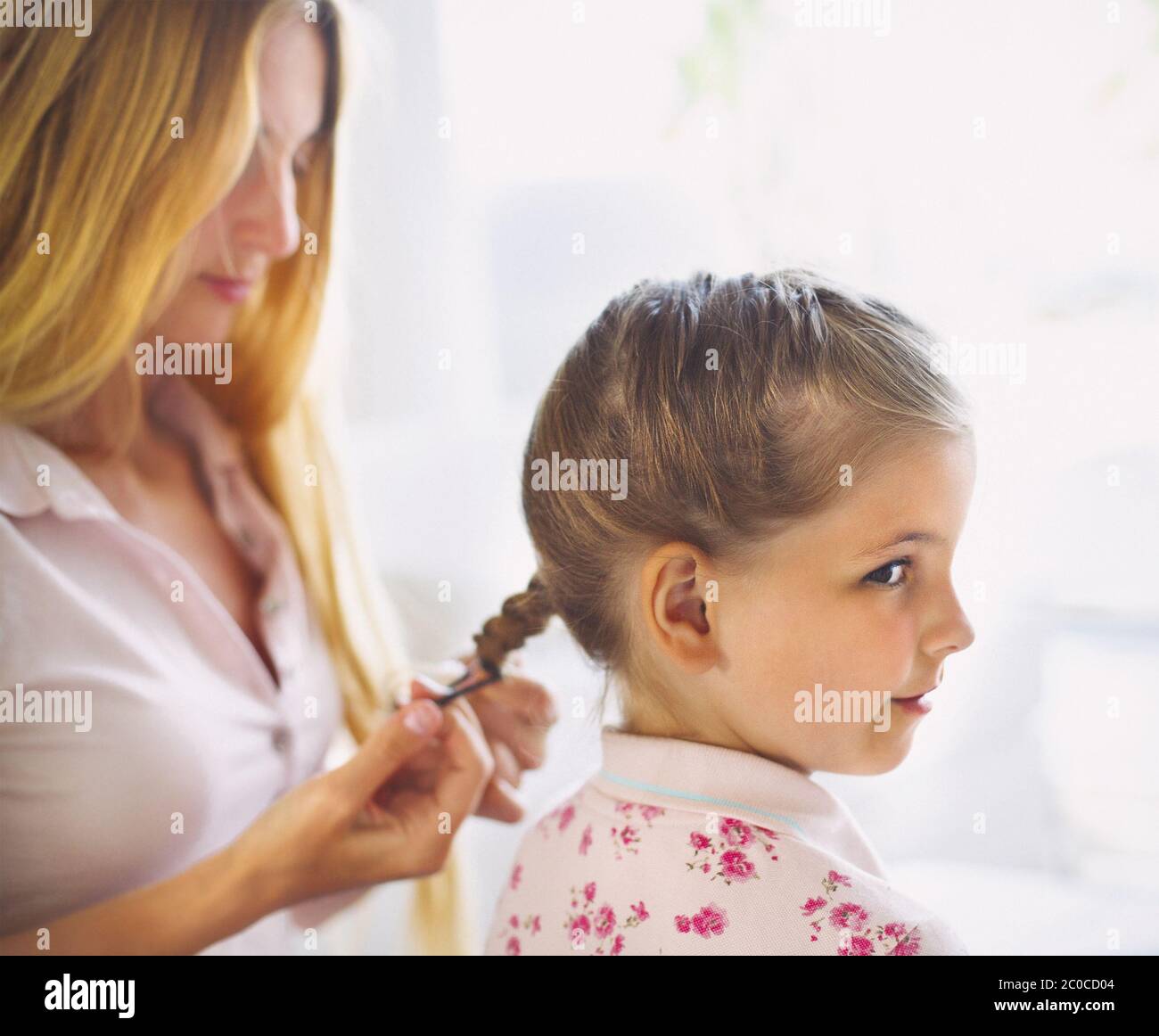 Madre di parrucchiere preteen sua figlia a casa Foto Stock
