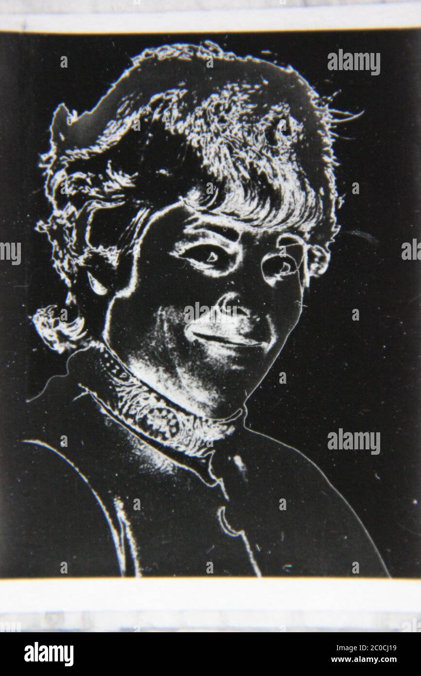 Fine anni '70 vintage in bianco e nero fotografia estrema di una donna sorridente alla fotocamera. Foto Stock