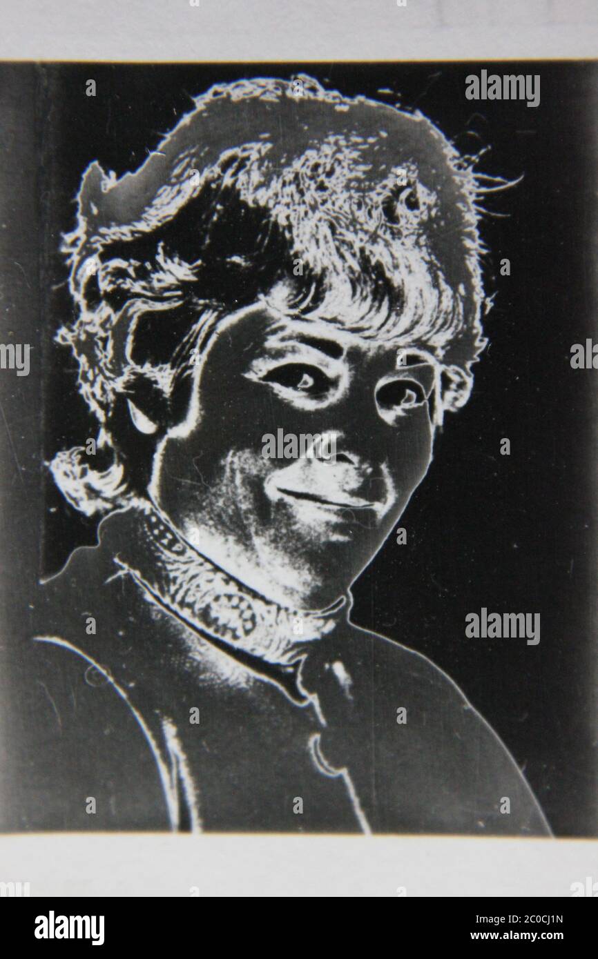 Fine anni '70 vintage in bianco e nero fotografia estrema di una donna sorridente alla fotocamera. Foto Stock