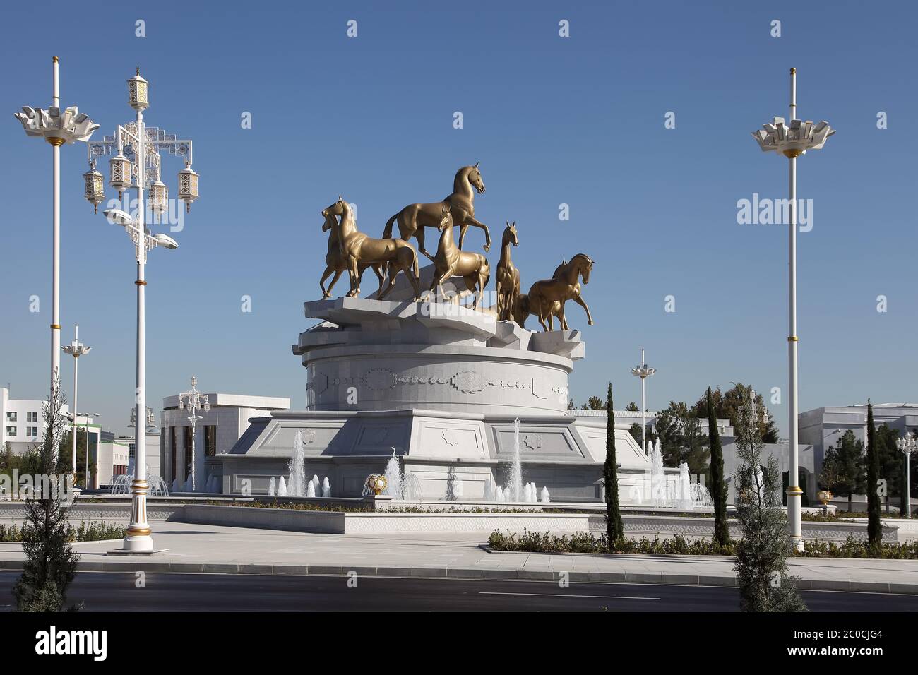Ashgabat, Turkmenistan - Ottobre, 15 2014: Composizione scultorea per fare cavalli nel parco. Ashkhabad, ottobre 15 2014. Turkm Foto Stock