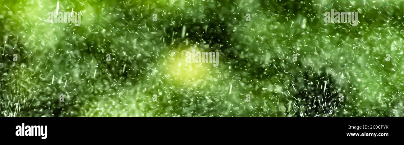Heavy Rain fa un banner festivo da utilizzare per la creazione di intestazioni web, annunci, eventi, business, inviti, marketing, fiere, ecc Foto Stock
