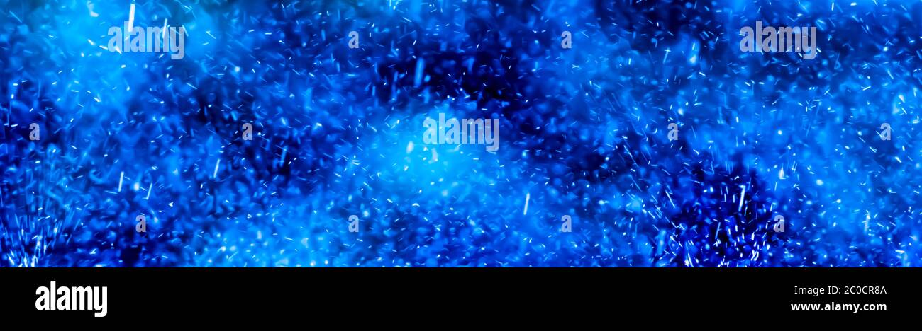 Heavy Rain fa un banner festivo da utilizzare per la creazione di intestazioni web, annunci, eventi, business, inviti, marketing, fiere, ecc Foto Stock
