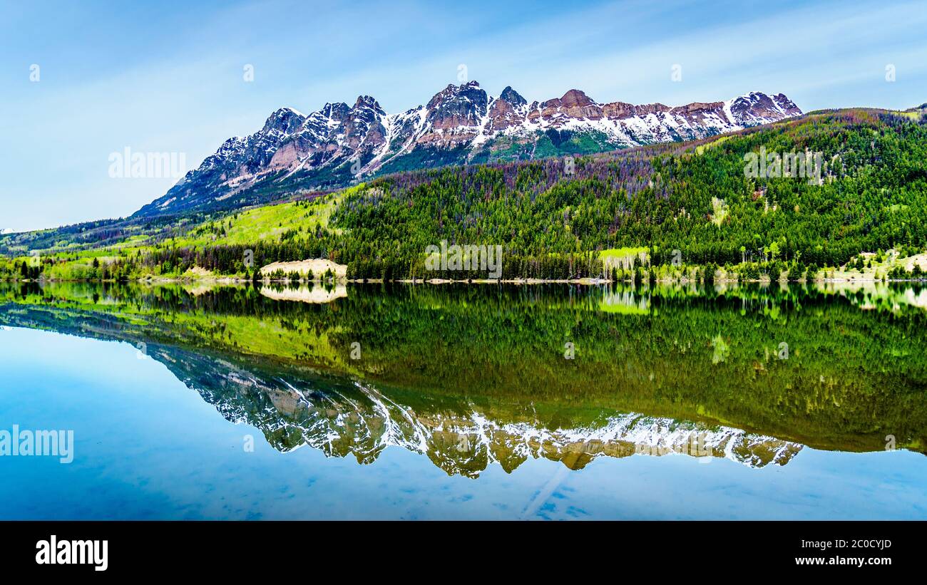 Riflessione di Yellowhead Mountain sulla superficie liscia del lago Yellowhead nel Robson Provincial Park nella British Columbia, Canada Foto Stock