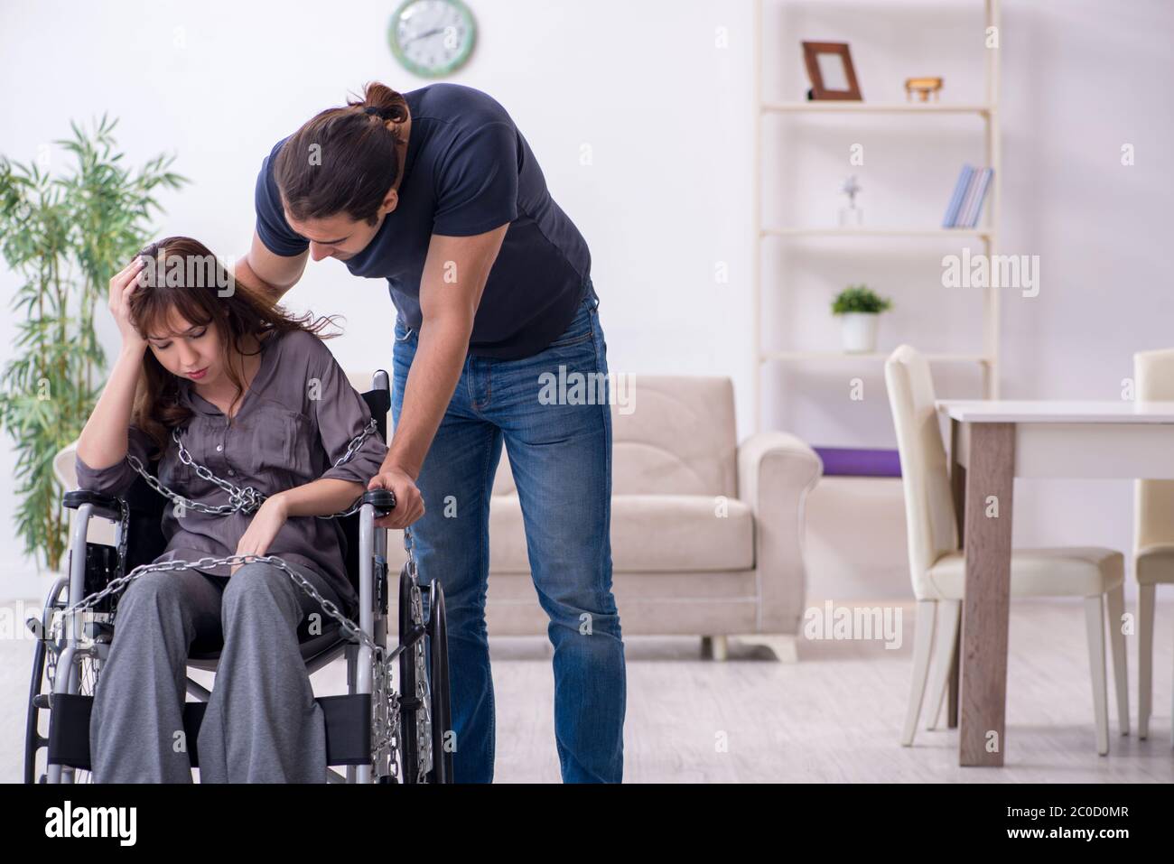 Moglie e marito disabili a casa Foto Stock