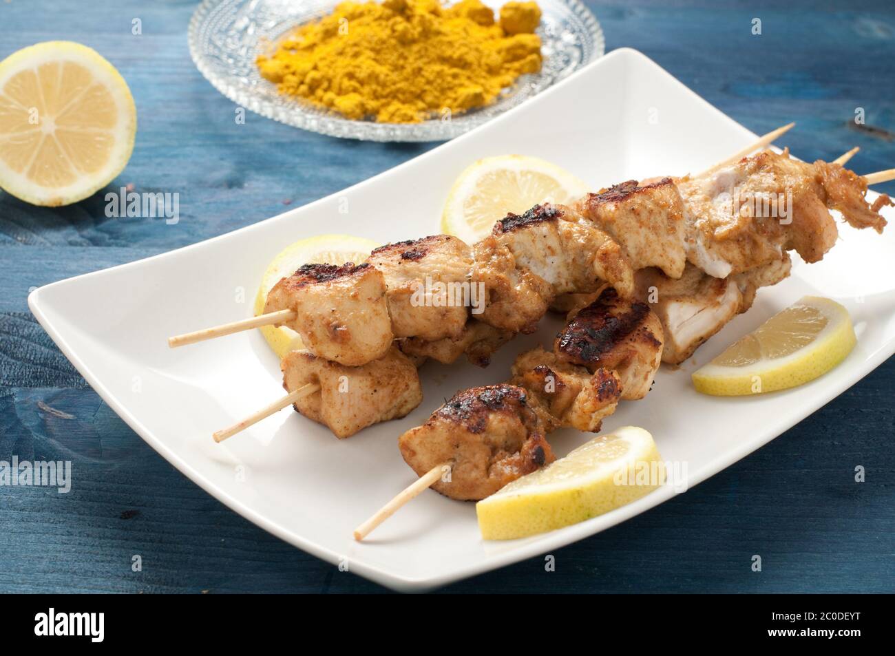 Pollo indonesiana spiedini satay con curry , Burro di arachidi e salsa di soia Foto Stock