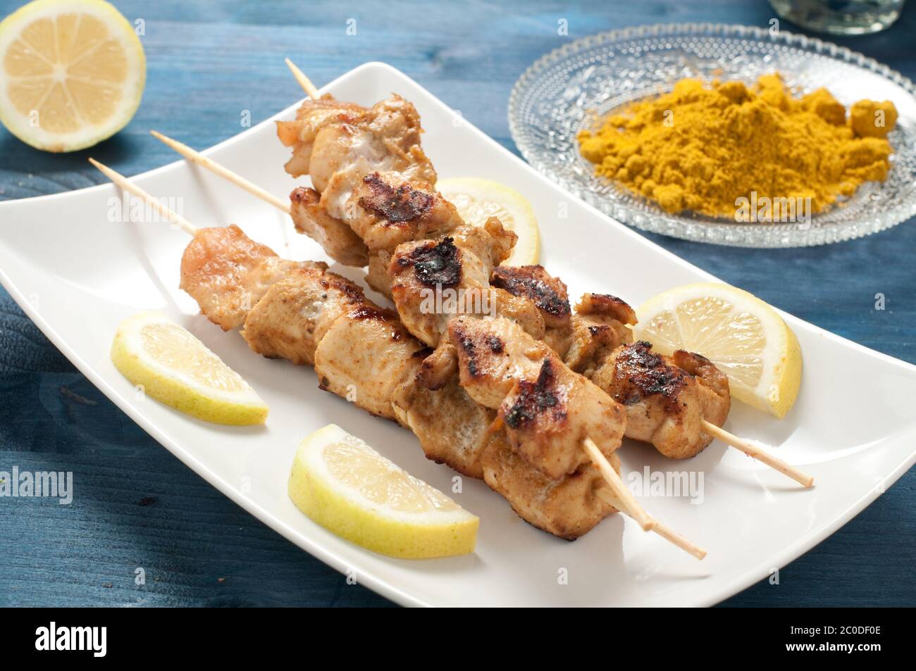 Pollo indonesiana spiedini satay con curry , Burro di arachidi e salsa di soia Foto Stock