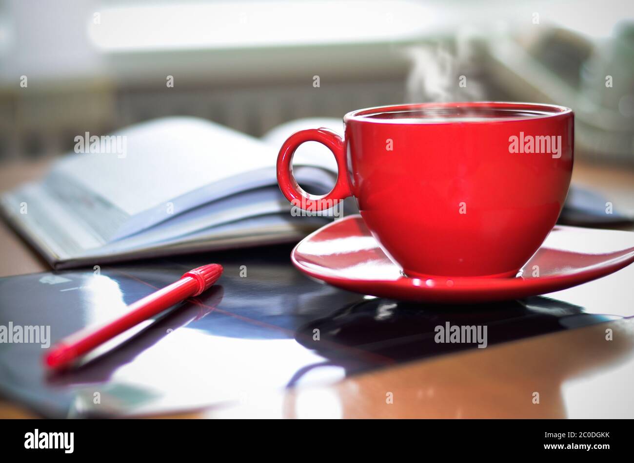 Tazza rossa di caffè caldo Foto Stock