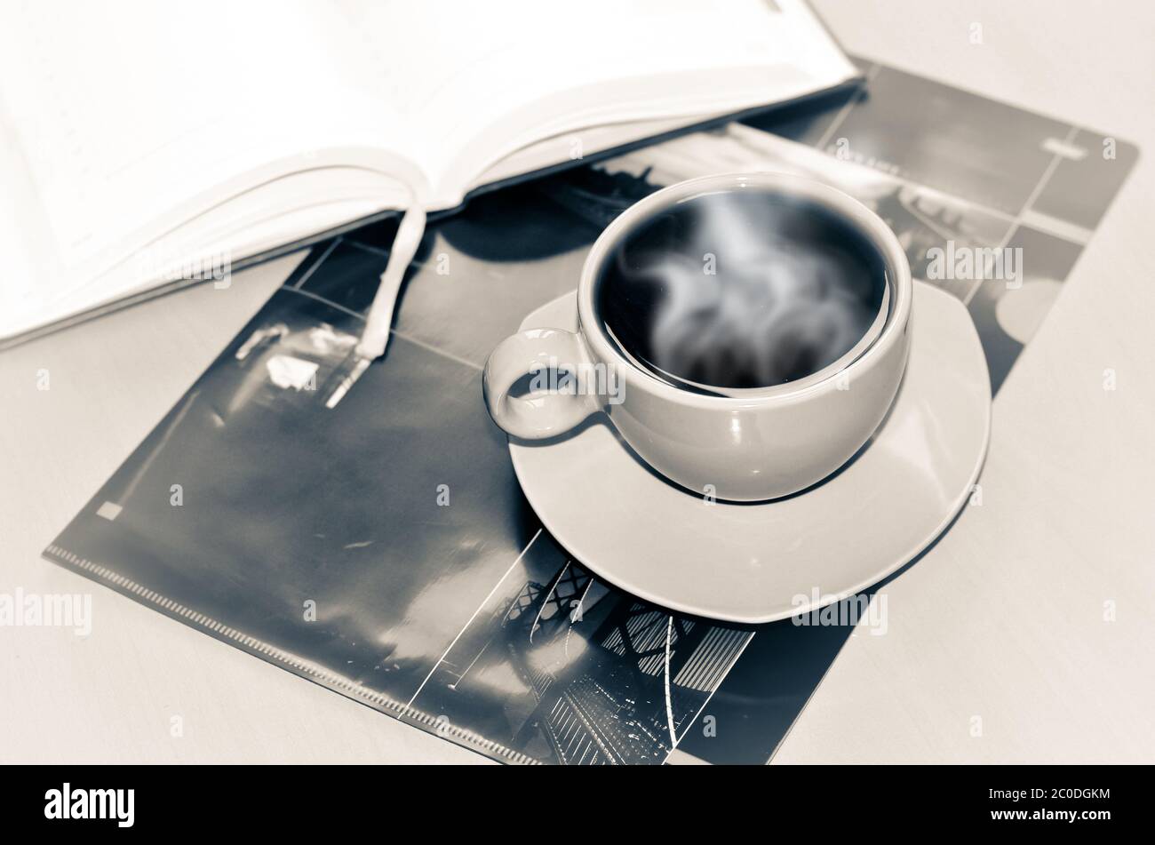 Tazza di caffè sulla scrivania in ufficio Foto Stock