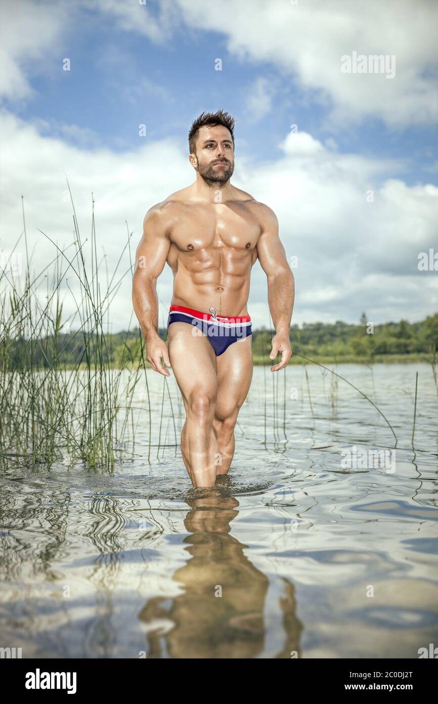 Uomo muscolare lago Foto Stock