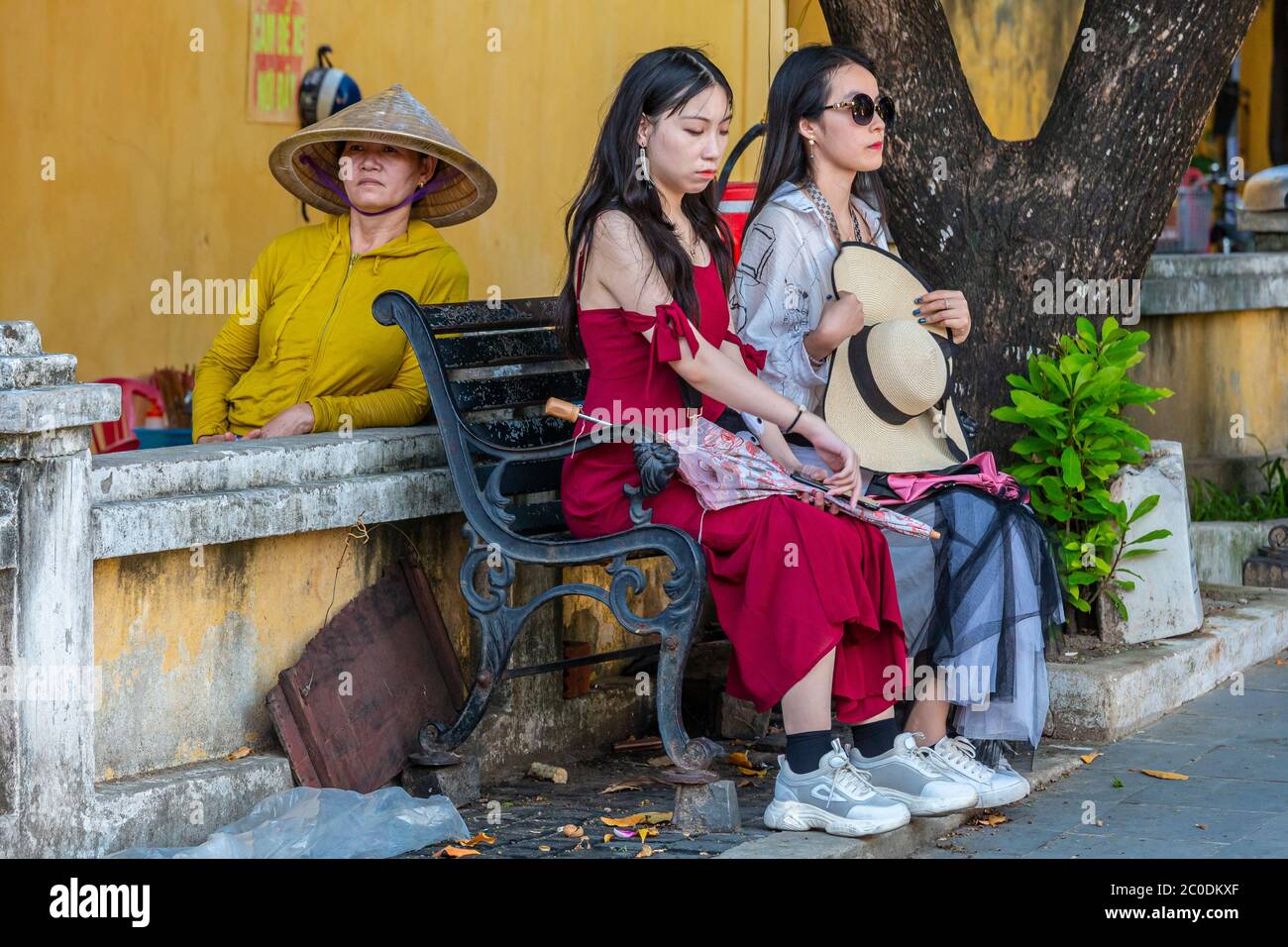 I turisti camminano e scattano fotografie nella città di Hoi An della provincia di Quang Nam, Vietnam centrale. Foto Stock