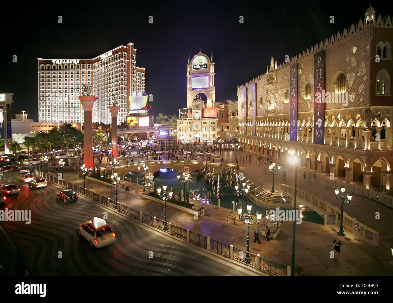 Las Vegas Strip con Hotel Veneziani e notte Treasure Island Hotel Foto Stock