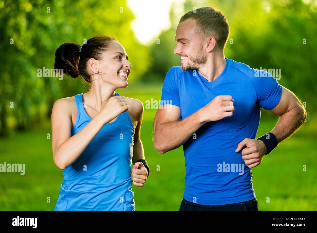 Guide all'aperto di formazione lavoro fuori. Città correre giovane jogging all'esterno. Foto Stock