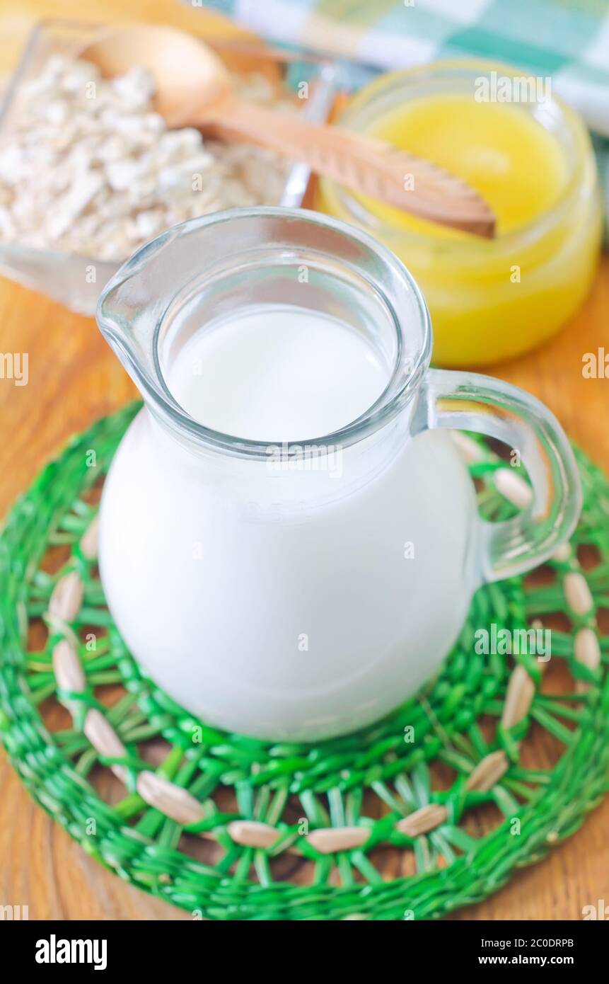 Latte, scaglie di oa e miele Foto Stock