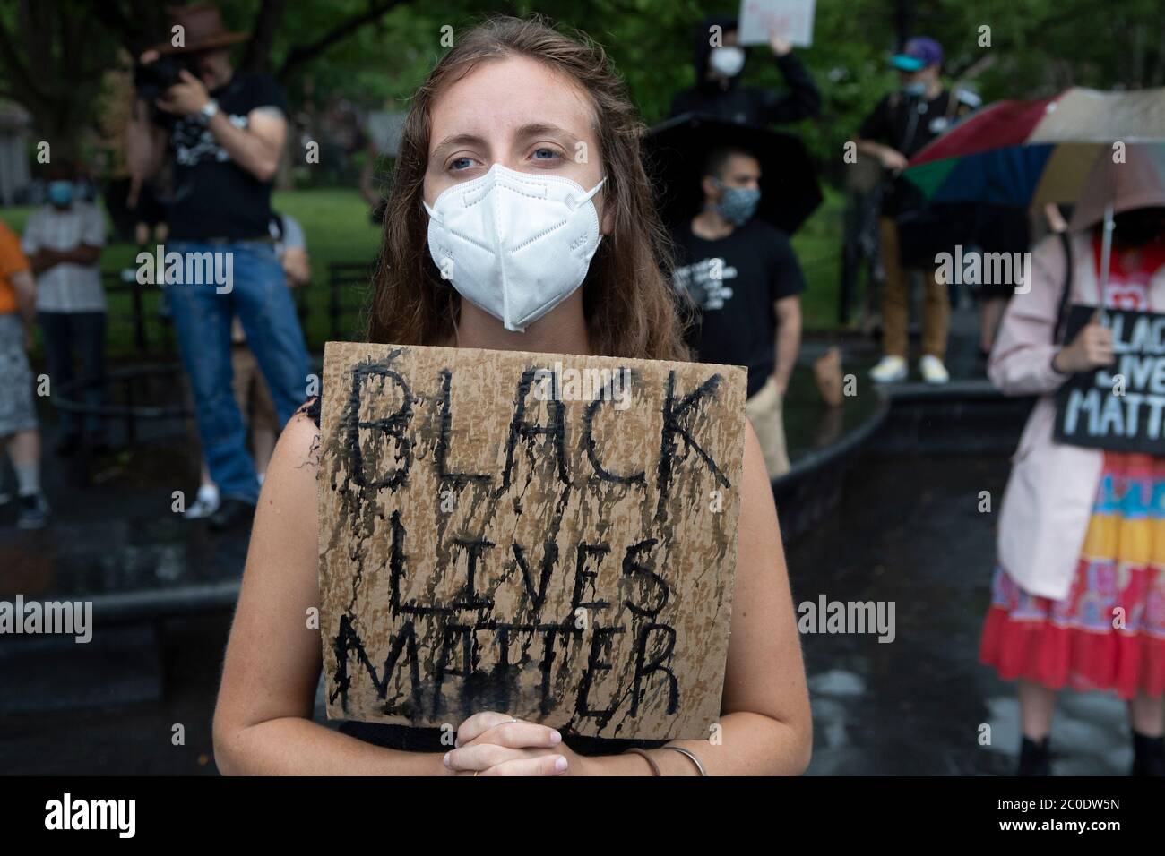 New York, New York, Stati Uniti. 11 Giugno 2020. GRETA KEATING, 23 di Queens tiene un segno bagnato dalla pioggia che ha fatto chiamata Black Lives materia e ha detto che è 'cazzo di sapere che la mia pelle sta opprimendo la gente che amo, E uccidendo persone'' durante una dimostrazione e un rally al Thompkins Square Park, a New York, New York. Quasi 500 manifestanti hanno marciato dal parco attraverso le strade della città fino a Foley Square, in solidarietà per il movimento Black Lives Matter. Credit: Brian Branch Price/ZUMA Wire/Alamy Live News Foto Stock