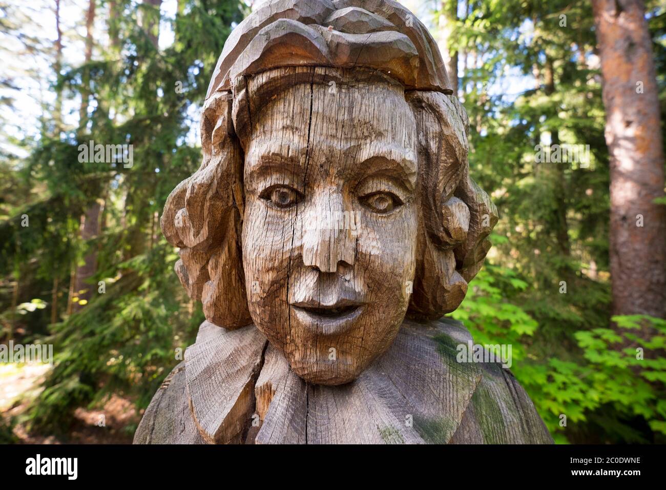 Una delle divertenti sculture in legno intagliate a mano in stile folktale al parco Hill of Witches. A Juodkrantė, Spagna curonese, Lituania Foto Stock