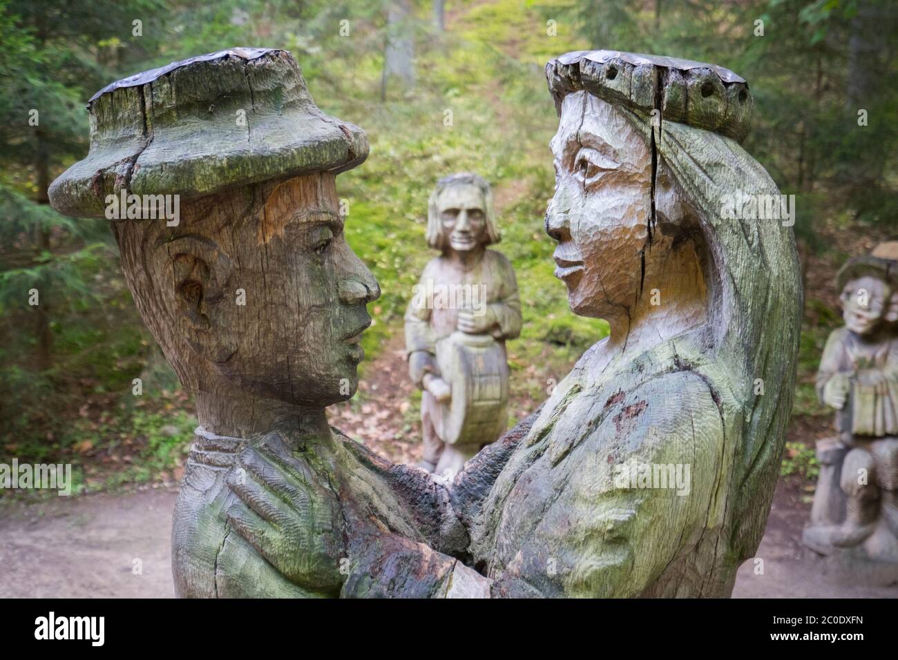 Un matrimonio con musica. Alcune delle divertenti sculture in legno intagliate a mano in stile folktale del parco Hill of Witches. A Juodkrantė, Spit curonese, L. Foto Stock