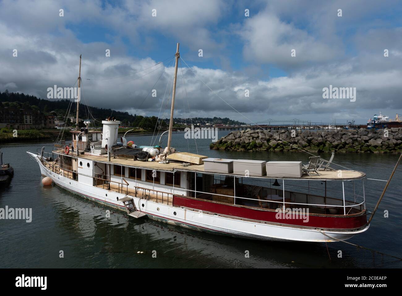 Una vecchia barca è ancorata nel porto di Astoria, Oregon, sul fiume Columbia vicino all'Oceano Pacifico. Foto Stock