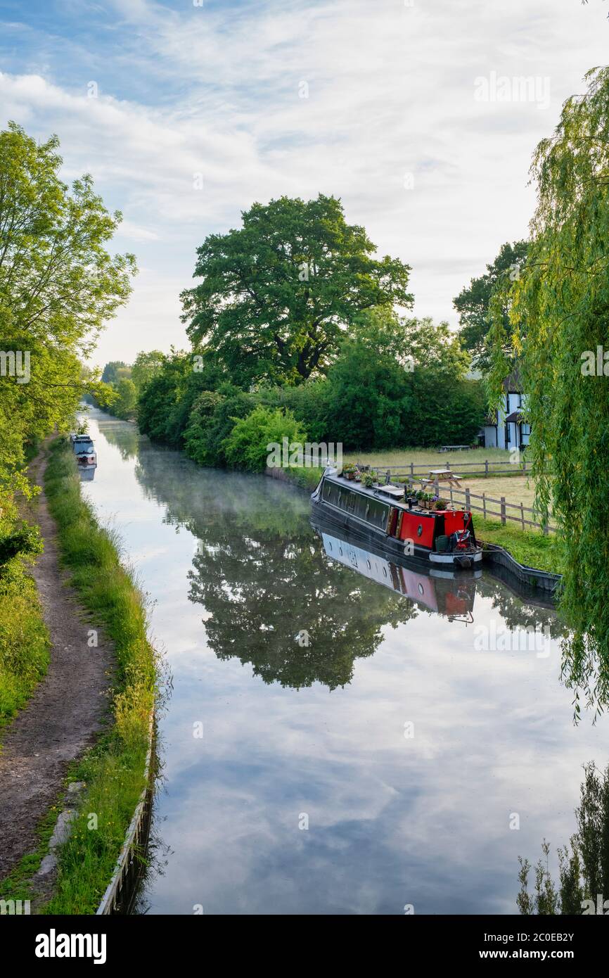 Narrowboat sul Canal Grande Union di mattina presto. Lapworth, Warwickshire, Inghilterra Foto Stock