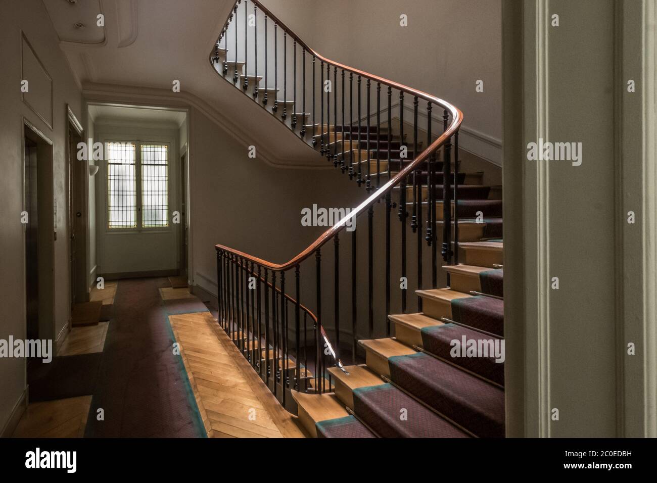 Hall e scale nell'appartamento Paris Hausmann Foto Stock