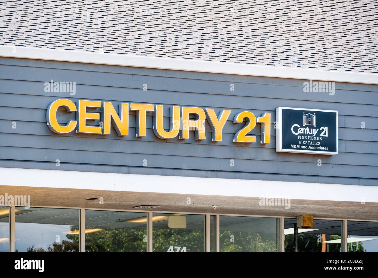 10 Giugno 2020 Sunnyvale / CA / USA - secolo 21 logo visualizzato sopra un ufficio di broker; secolo 21 Real Estate LLC è un agente immobiliare americano fran Foto Stock