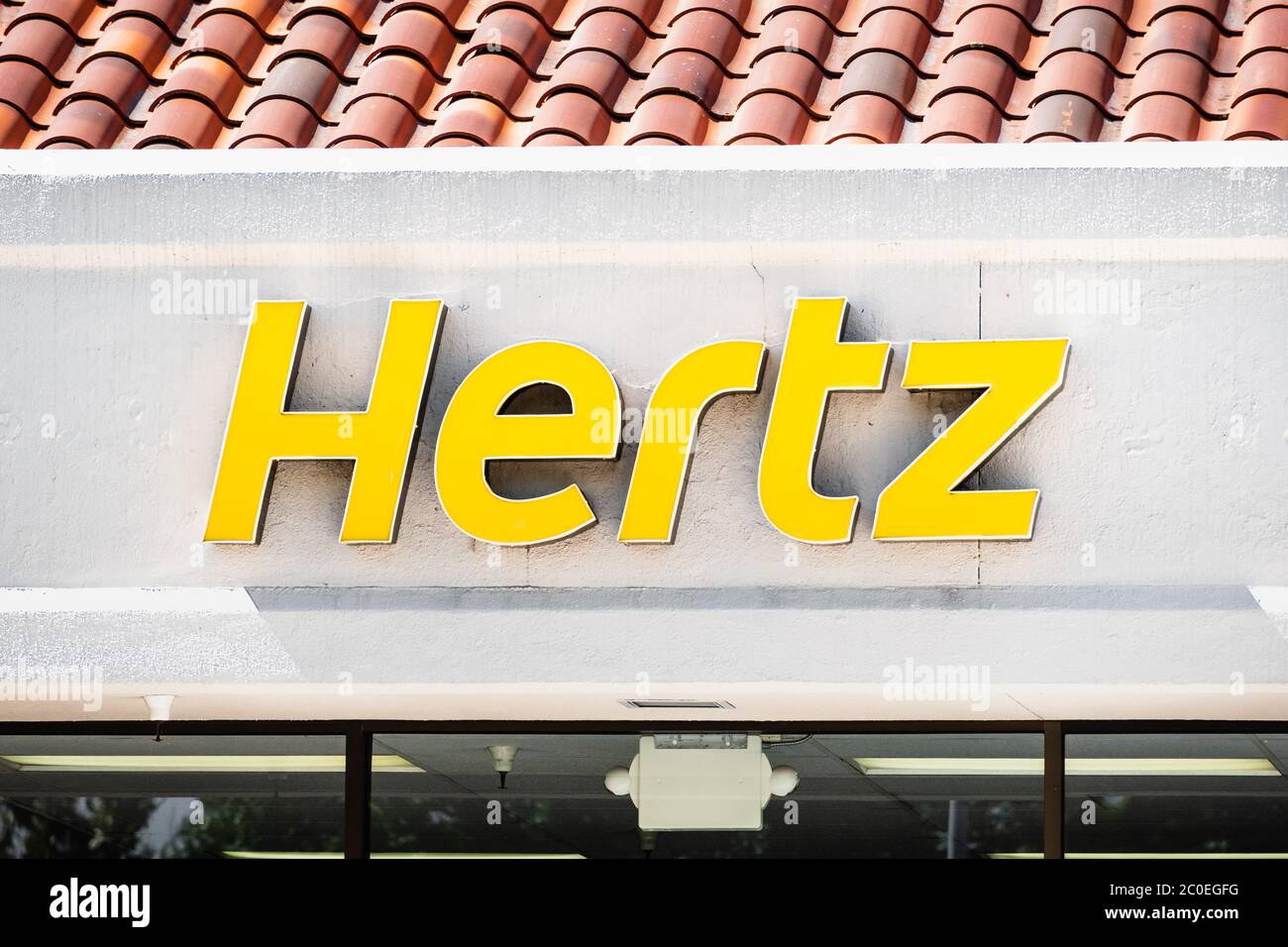 10 giugno 2020 Sunnyvale / CA / USA - logo Hertz visualizzato in uno dei loro uffici di noleggio; la Hertz Corporation ha presentato per fallimento il 22 maggio come resu Foto Stock