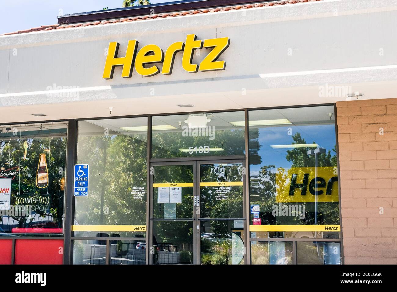 10 giugno 2020 Sunnyvale / CA / USA - Hertz ufficio di noleggio a San Francisco Bay Area; la Hertz Corporation ha presentato una domanda di fallimento il 22 maggio a causa di Foto Stock