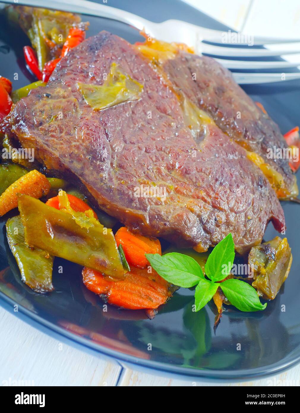 Carni cotte al forno con verdure Foto Stock